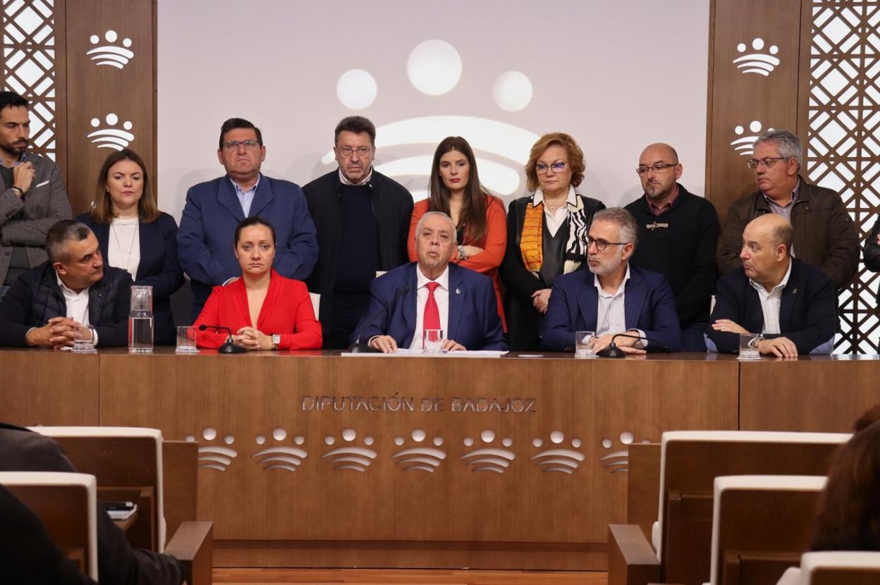 Los diputados socialistas comparecen para respaldar a Gallardo. :: hoy