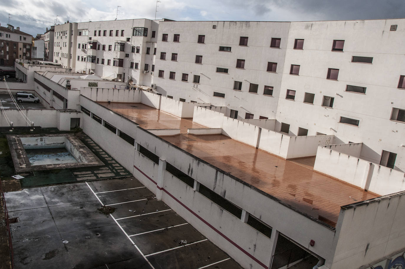 El vandalismo y los robos han deteriorado este edificio en la avenida Neustra Señora de Bótoa de Badajoz. 