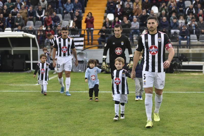 El meta Isma Gil seca a los blanquinegros, que fallaron un penalti en la primera mitad y gozaron de ocasiones claras 