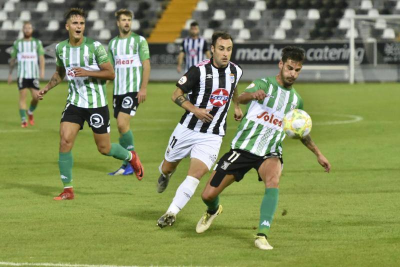 El meta Isma Gil seca a los blanquinegros, que fallaron un penalti en la primera mitad y gozaron de ocasiones claras 