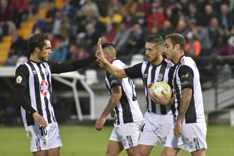 El meta Isma Gil seca a los blanquinegros, que fallaron un penalti en la primera mitad y gozaron de ocasiones claras 