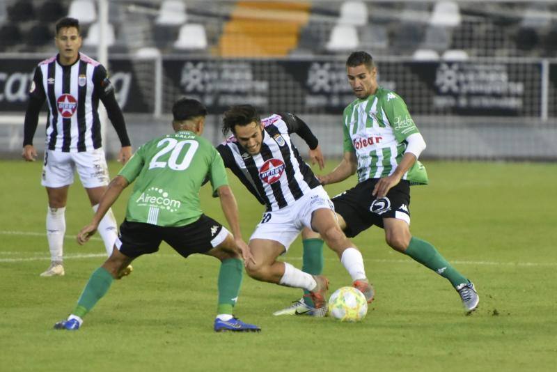 El meta Isma Gil seca a los blanquinegros, que fallaron un penalti en la primera mitad y gozaron de ocasiones claras 