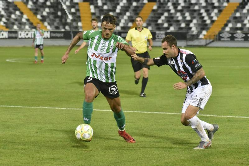 El meta Isma Gil seca a los blanquinegros, que fallaron un penalti en la primera mitad y gozaron de ocasiones claras 