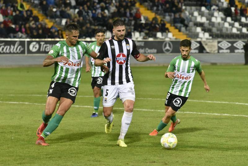 El meta Isma Gil seca a los blanquinegros, que fallaron un penalti en la primera mitad y gozaron de ocasiones claras 
