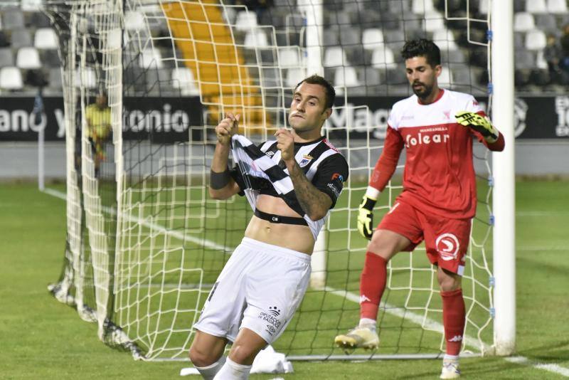 El meta Isma Gil seca a los blanquinegros, que fallaron un penalti en la primera mitad y gozaron de ocasiones claras 