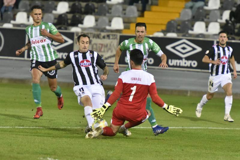 El meta Isma Gil seca a los blanquinegros, que fallaron un penalti en la primera mitad y gozaron de ocasiones claras 