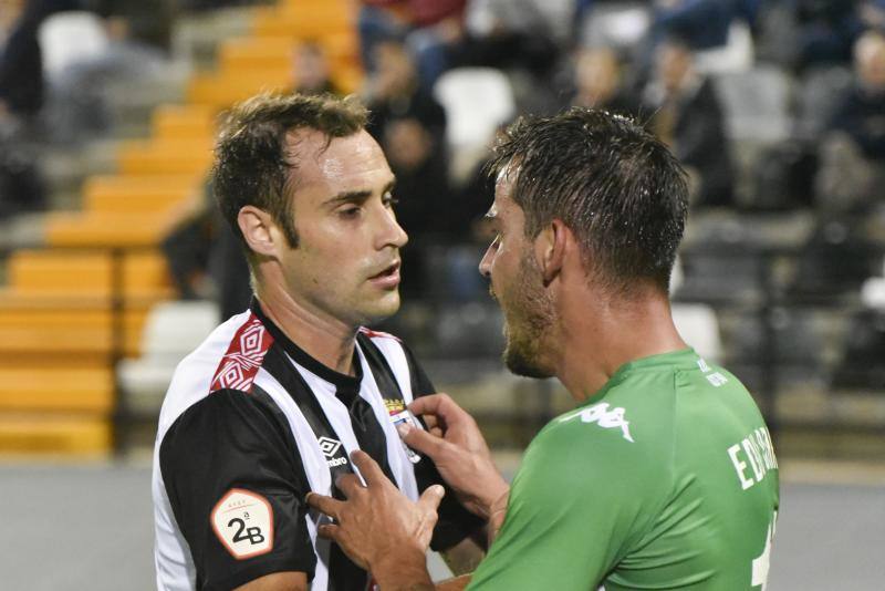 El meta Isma Gil seca a los blanquinegros, que fallaron un penalti en la primera mitad y gozaron de ocasiones claras 