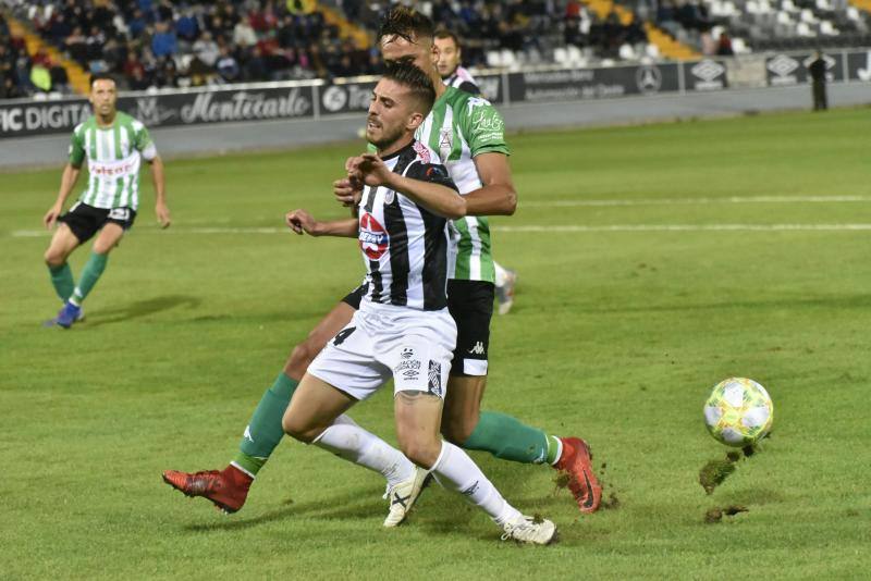 El meta Isma Gil seca a los blanquinegros, que fallaron un penalti en la primera mitad y gozaron de ocasiones claras 