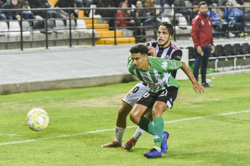 El meta Isma Gil seca a los blanquinegros, que fallaron un penalti en la primera mitad y gozaron de ocasiones claras 