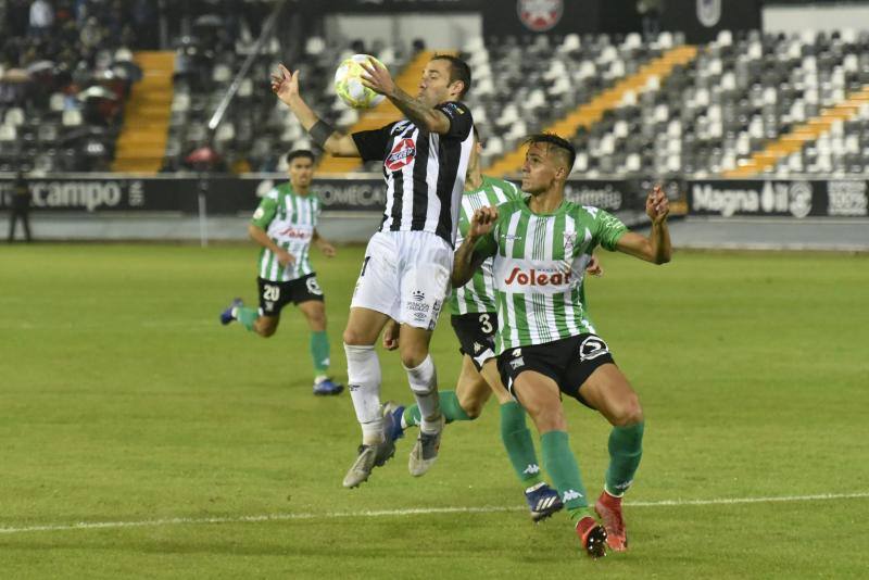 El meta Isma Gil seca a los blanquinegros, que fallaron un penalti en la primera mitad y gozaron de ocasiones claras 