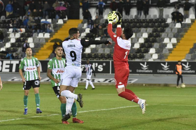 El meta Isma Gil seca a los blanquinegros, que fallaron un penalti en la primera mitad y gozaron de ocasiones claras 