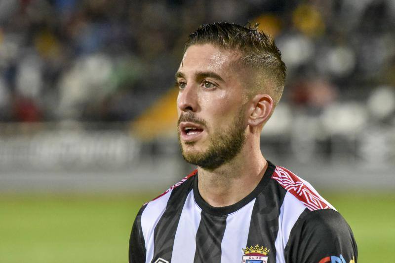 El meta Isma Gil seca a los blanquinegros, que fallaron un penalti en la primera mitad y gozaron de ocasiones claras 