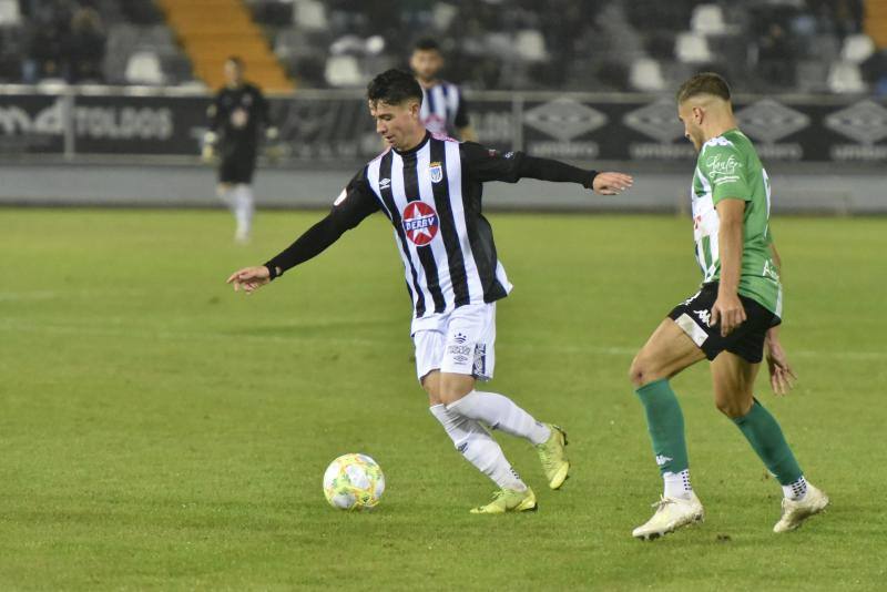 El meta Isma Gil seca a los blanquinegros, que fallaron un penalti en la primera mitad y gozaron de ocasiones claras 