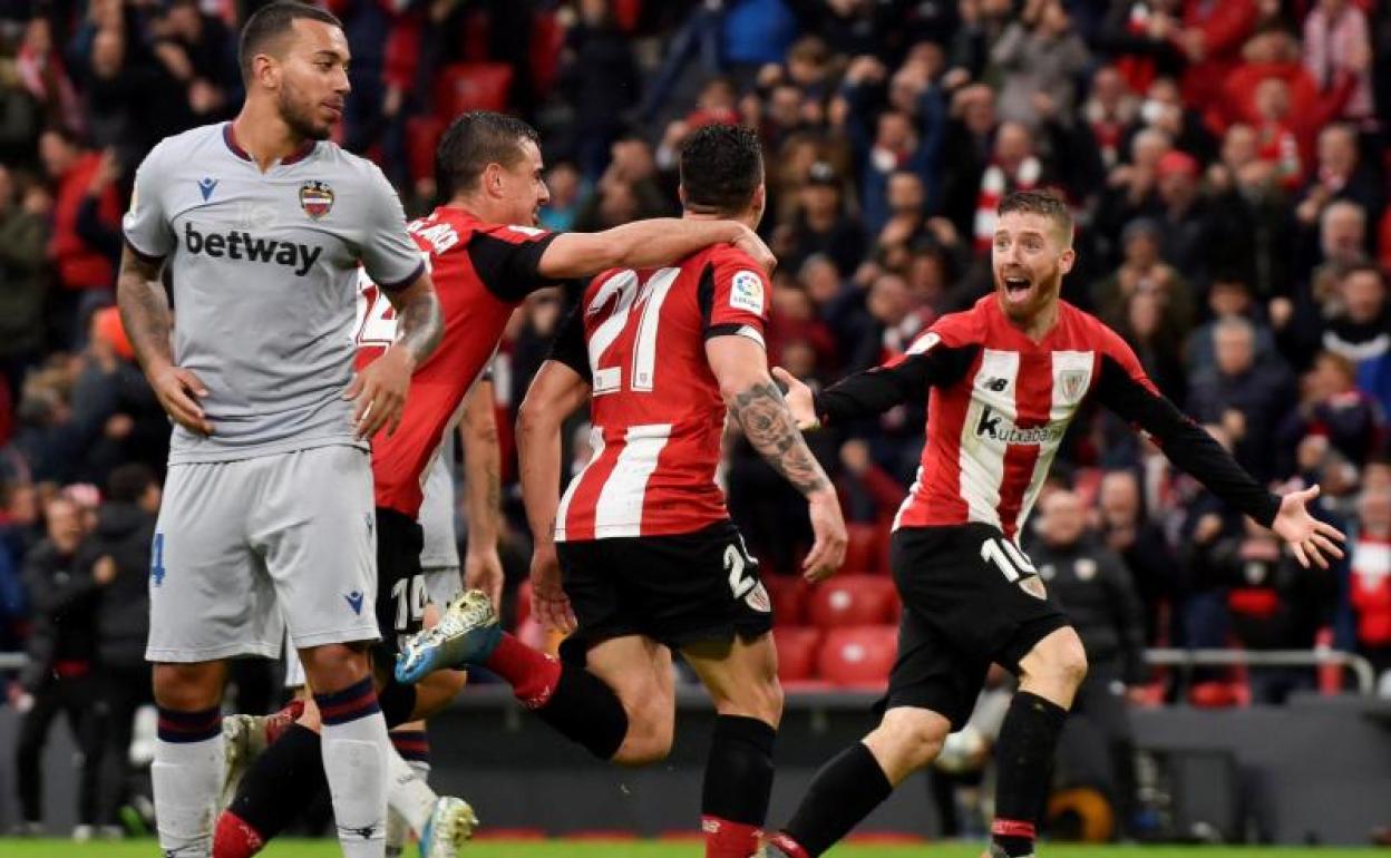 El defensa del Athletic de Bilbao Ander Capa celebra su gol ante el Levante 