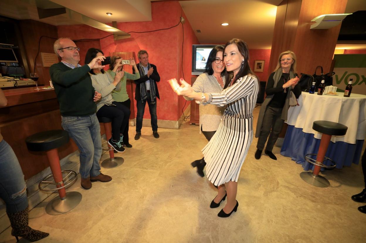 Magdalena Nevado, nueva diputada de Vox por Cáceres, baila en el Hotel Extremadura. 