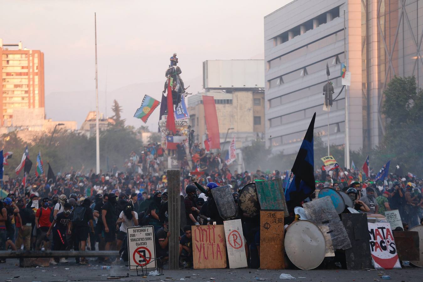 Fotos: Protestas sociales y huelga general agitan Chile con masivas movilizaciones