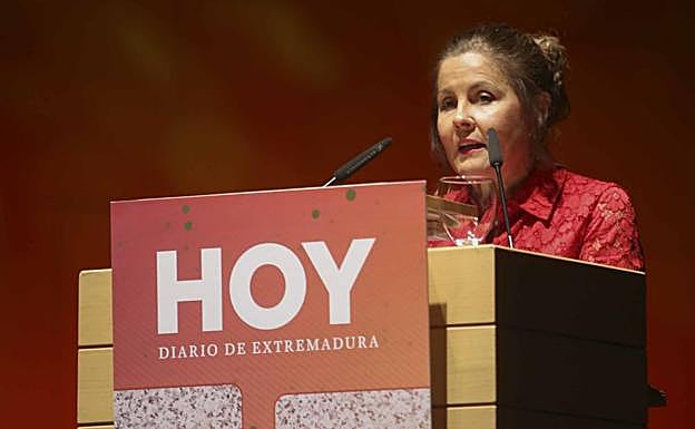 La directora de HOY, Manuela Martín, durante su discurso.: 