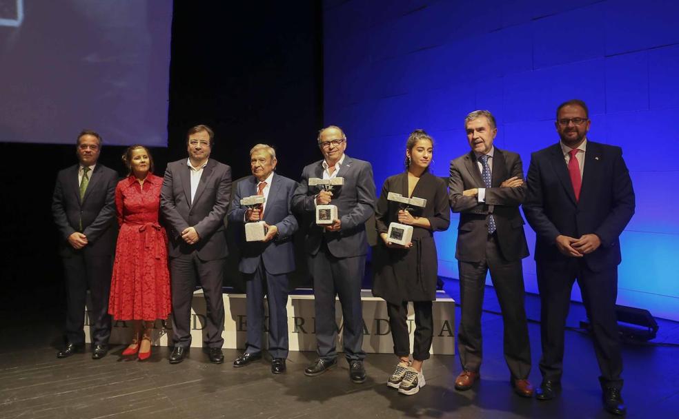 Antonio Pitera, Manuela Martín, Fernández Vara, Iñaki Arechabaleta y Rodríguez Osuna con los tres premiados.: J.M. ROMERO