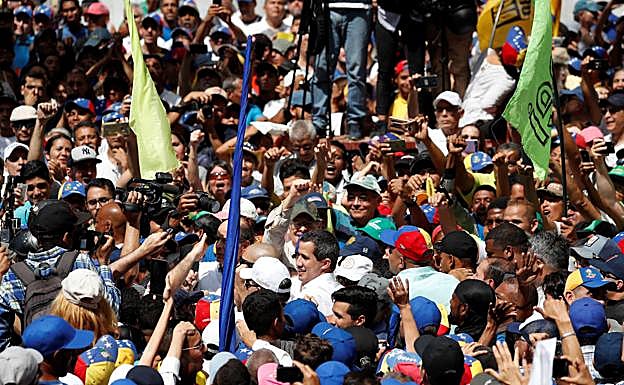 Imagen principal - Guaidó moviliza a sus partidarios intentando encender la calle contra Maduro