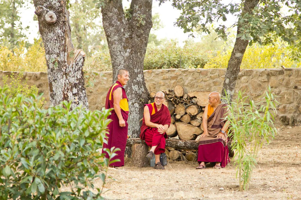 Tres lamas, que son maestros budistas, en el centro de retiro de la comunidad Thubten Dhargye Ling, en Villanueva de la Vera