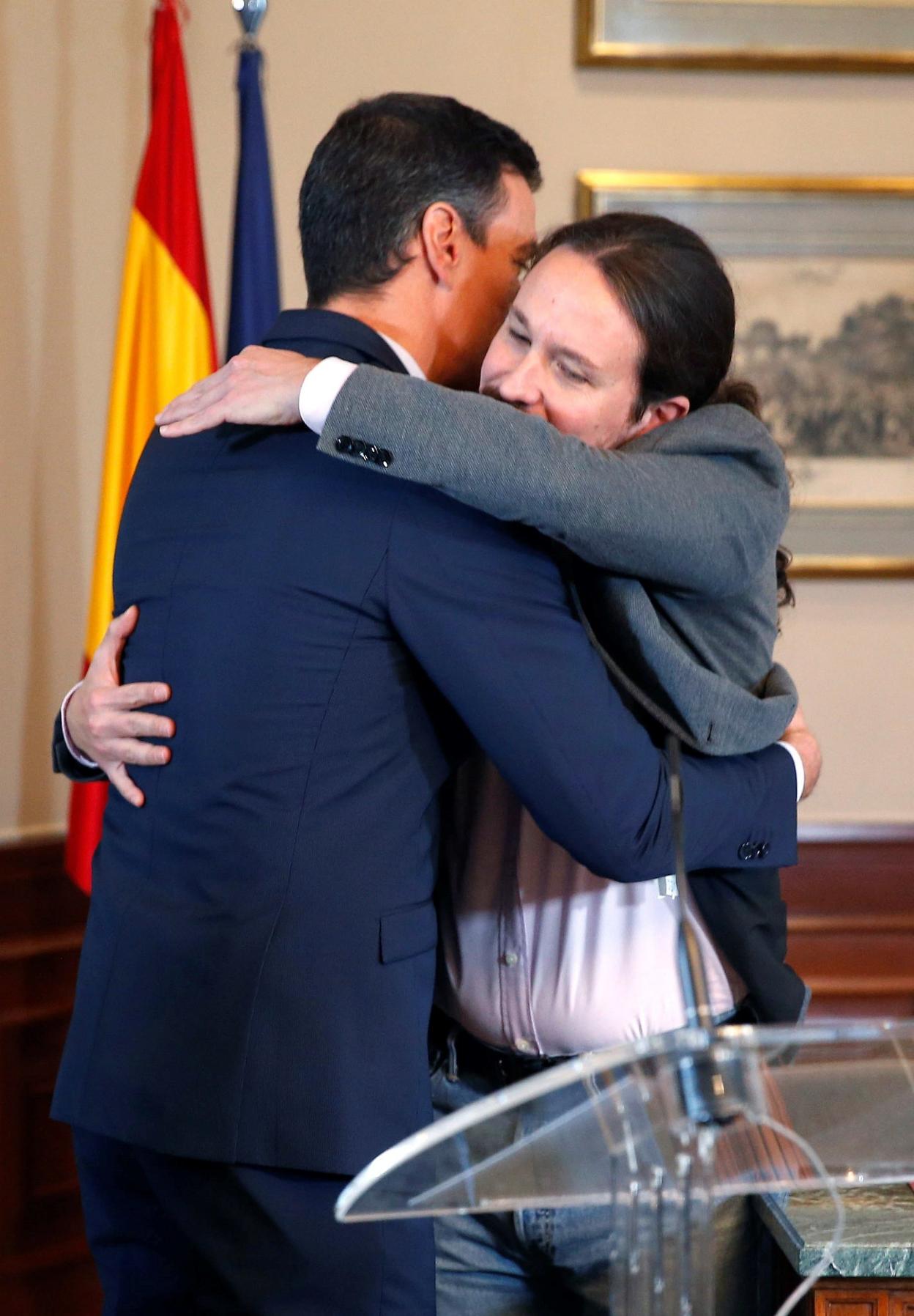 El abrazo entre Sánchez e Iglesias. :: EFE