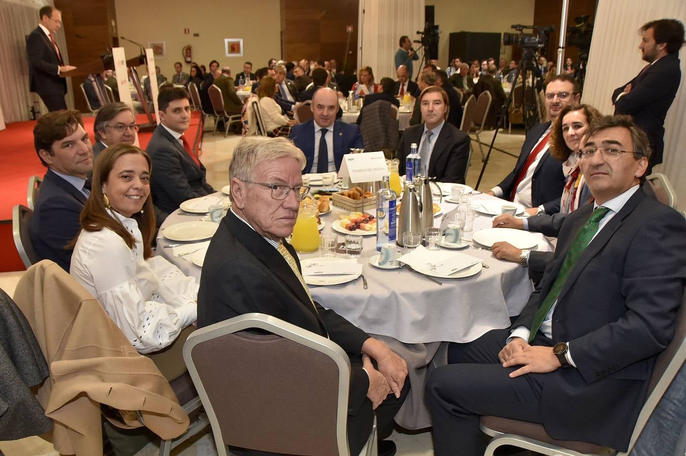 Compartiendo mesa en el foro de ayer Domingo Fernández, Cristina Capote, Javier Andrada, Pedro Reguera, Francisco Márquez, Mariano García, Juan Sevilla, Sebastián