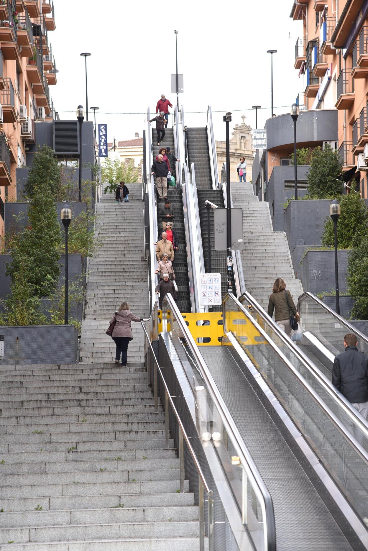 Dos tramos de las escaleras seguían ayer fuera de servicio. :: d. palma