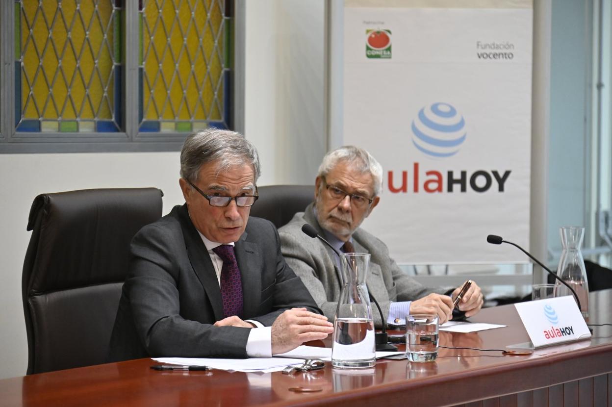 El experto hispanista durante su conferencia. :: j. v. a.