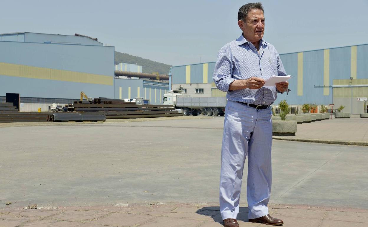 Alfonso Gallardo delante de la siderurgia instalada en las proximidades de Jerez de los Caballeros. :: 