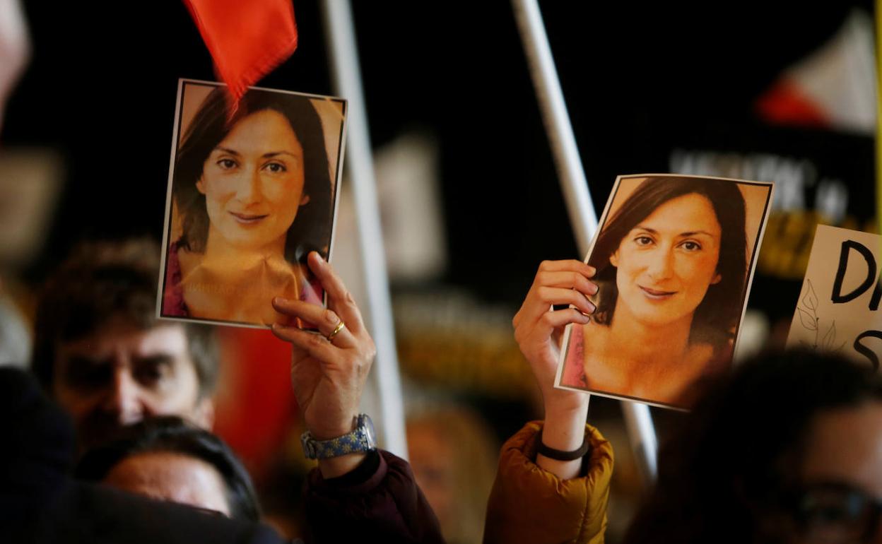 Fotografías de la periodista Daphne Caruana, mostradas durante en una protesta contra el Gobierno de Malta por la corrupción.