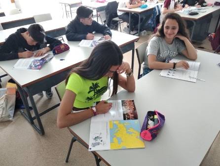 Los estudiantes realizan actividades a lo largo del curso relacionadas con la Unión; en las imágenes, responden cuestiones en un cuadernillo. 