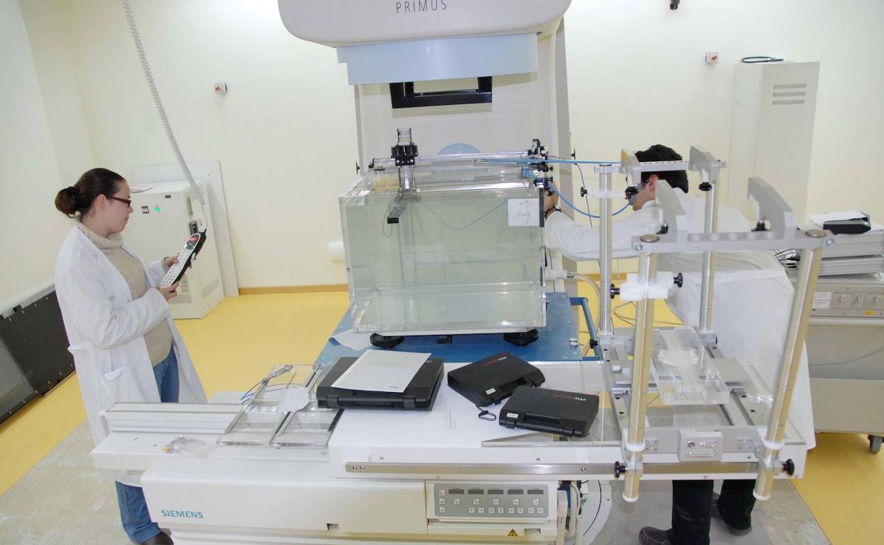 Técnicos en el acelerador lineal en una imagen de archivo. 