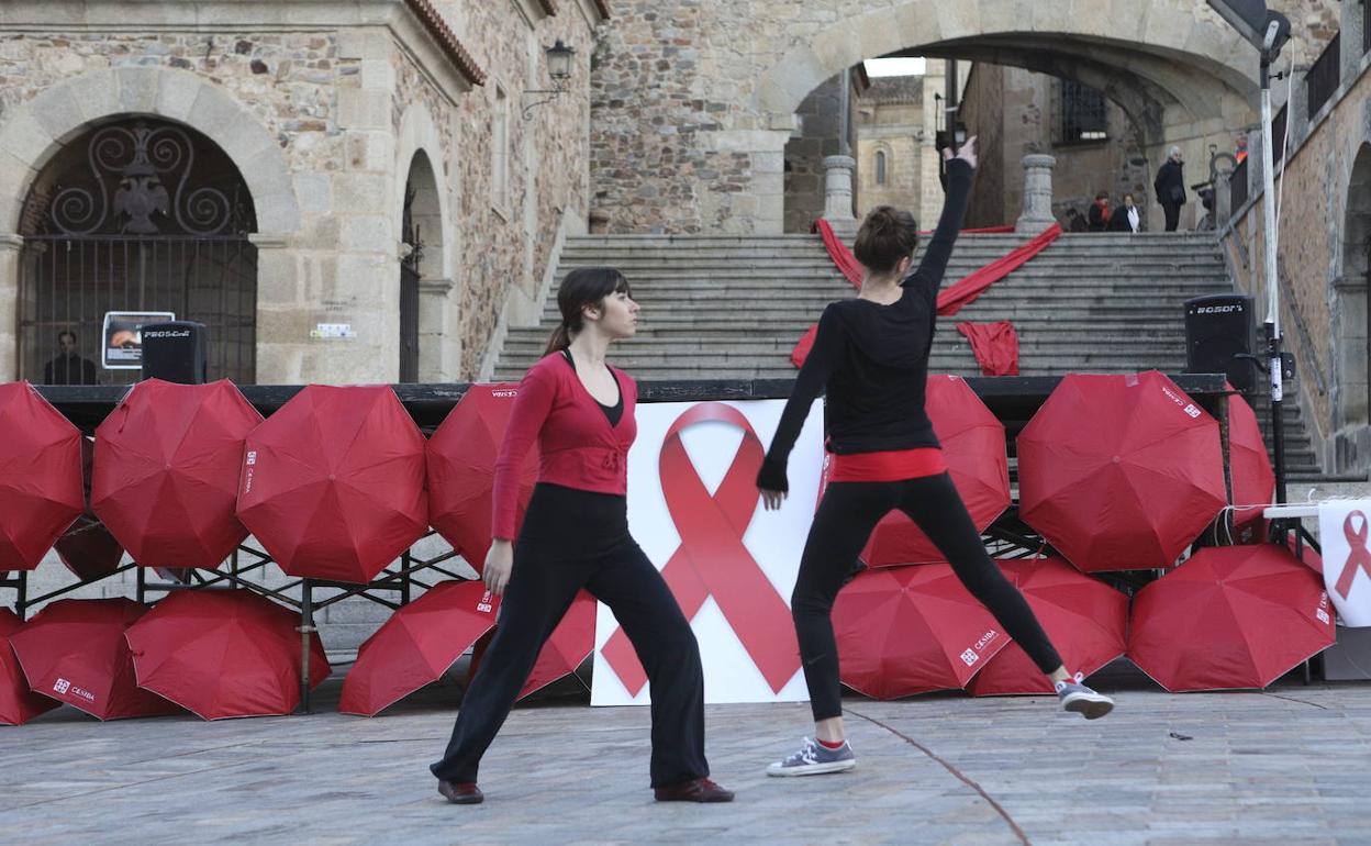 Imagen de archivo de un espectáculo de danza organizado por el Comité Ciudadano Antisida de Cáceres. 