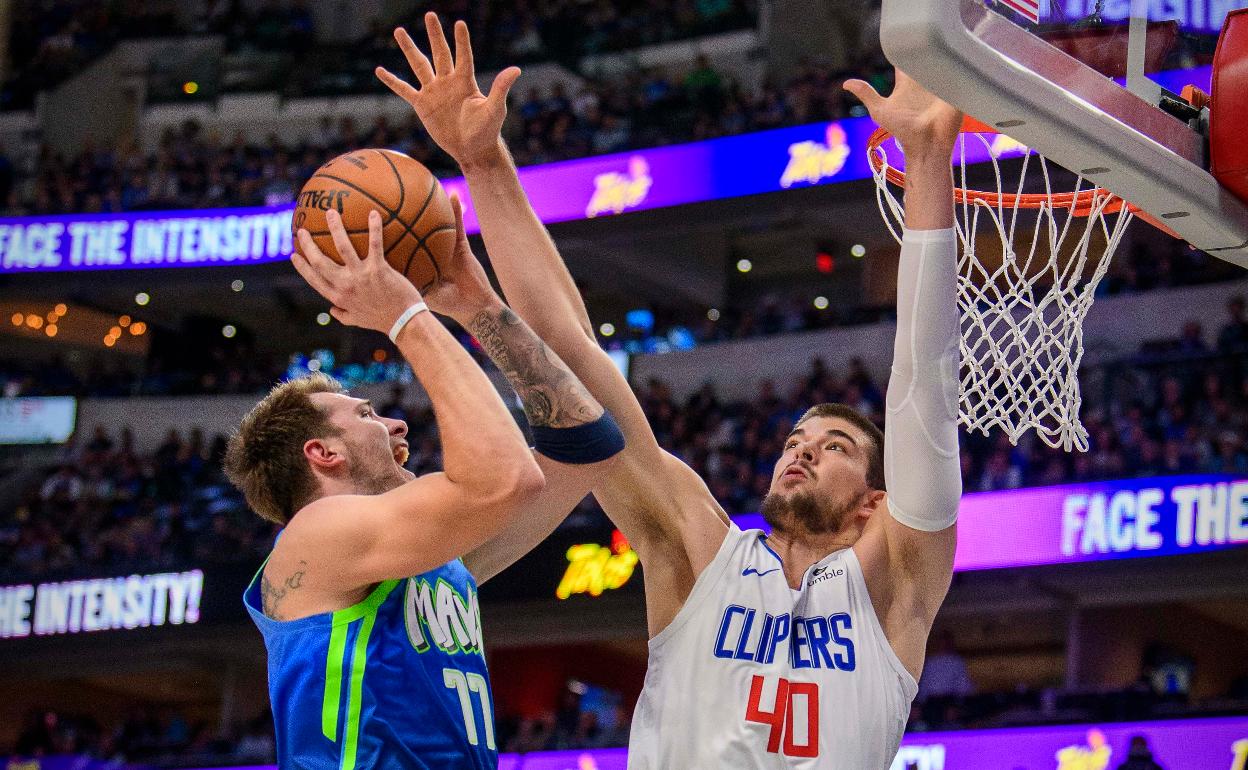 Ivica Zubac defiende ante Luka Doncic en el Mavericks-Clippers 