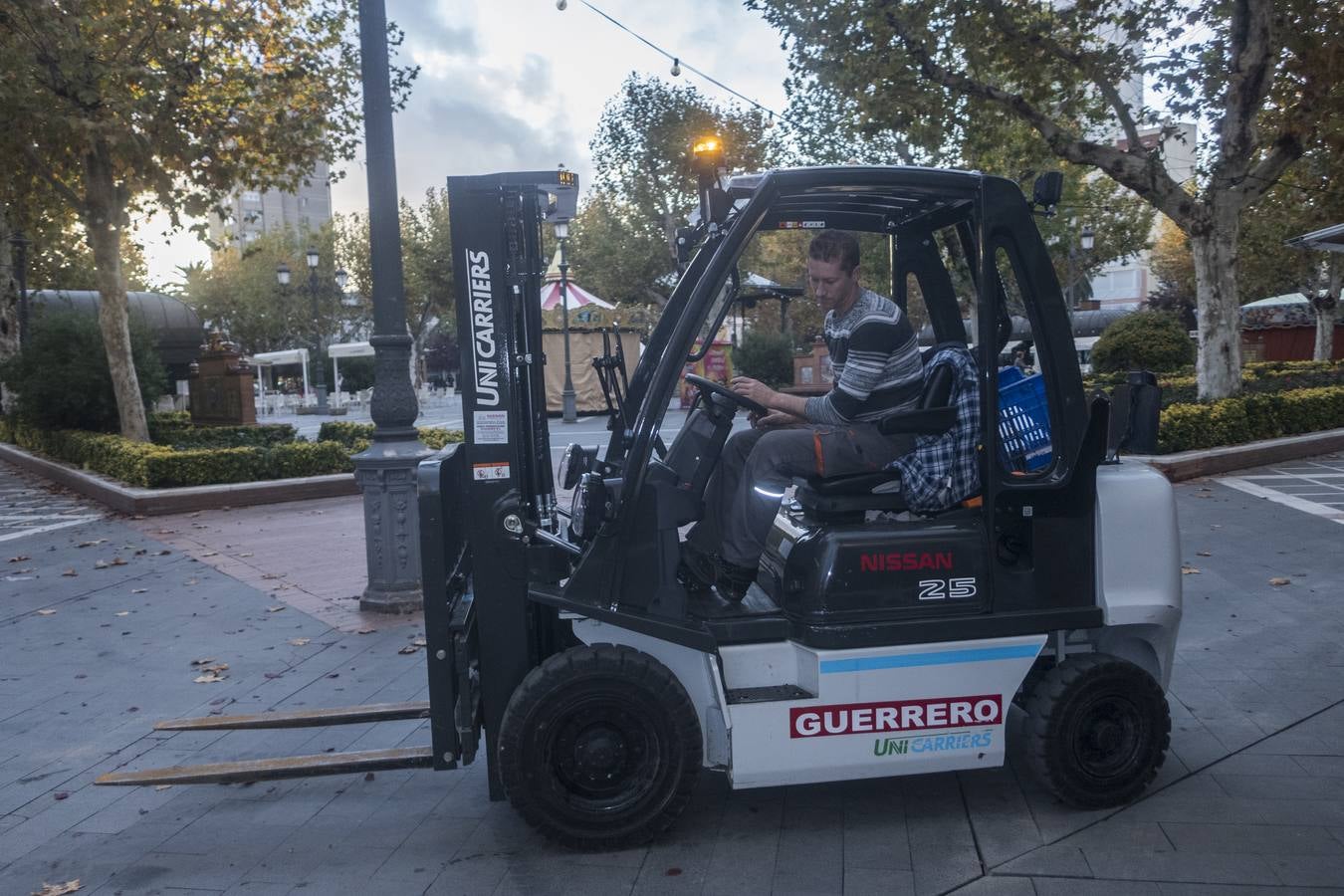 Fotos: El Paseo de San Francisco de Badajoz se preprara para la Navidad