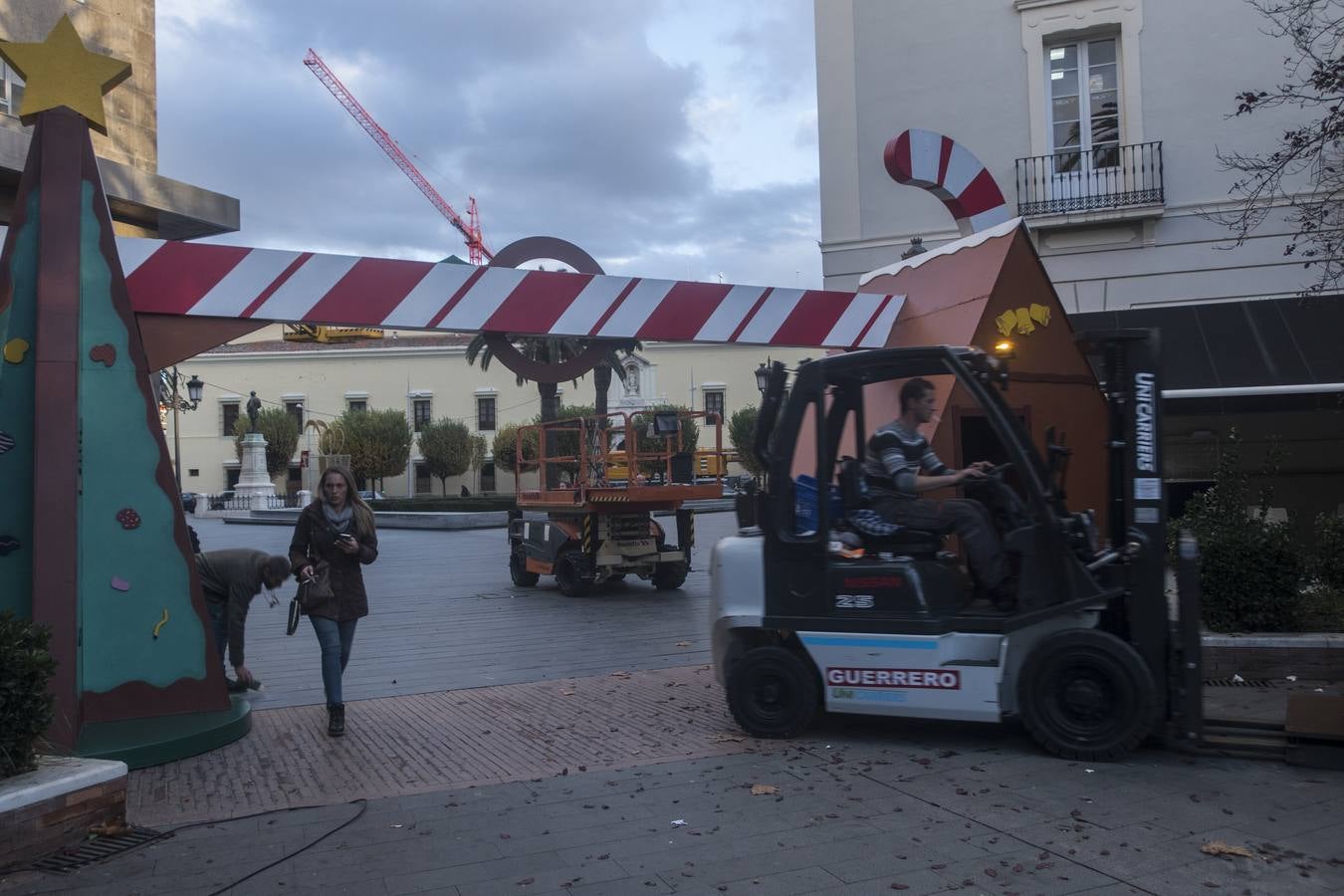 Fotos: El Paseo de San Francisco de Badajoz se preprara para la Navidad