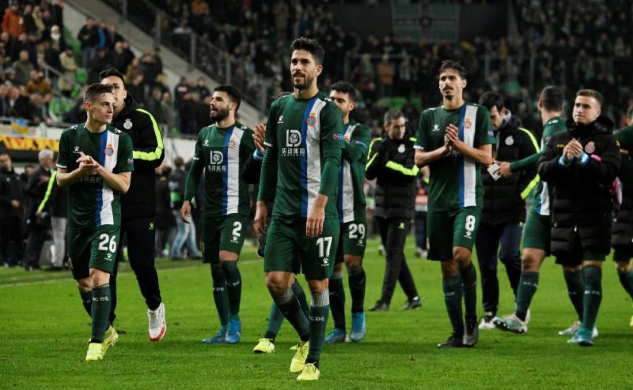 Los jugadores del Espanyol, tras su empate ante el Ferencvaros. 