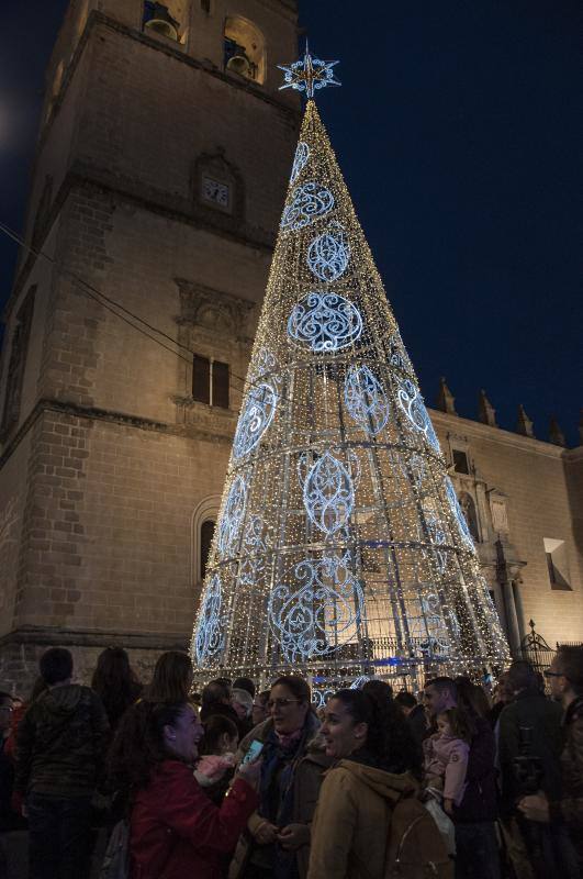 El Mercado Navideño del Paseo de San Francisco y la Nochevieja infantil en horario matinal y la nocturna con las 'uvas de la suerte' y una disco-móvil son los principales atractivos del programa de la Navidad 2019. 