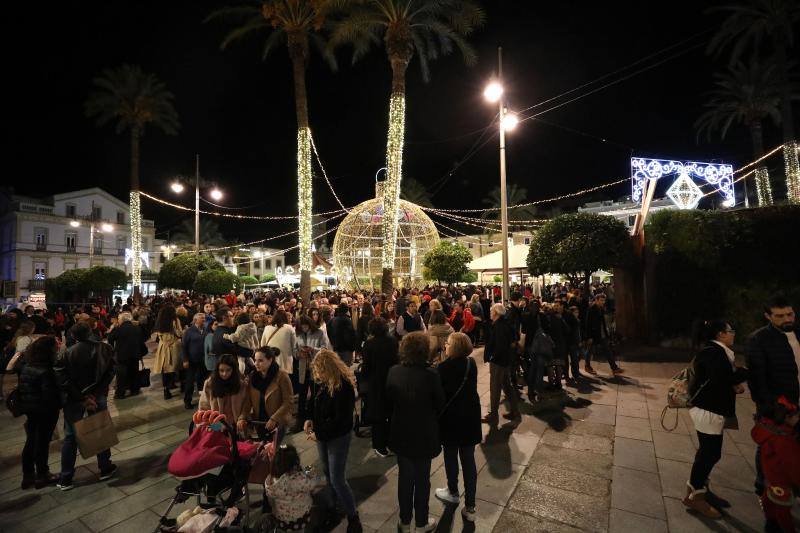 La iluminación extraordinaria se ha activado tras un acto en la plaza de España que ha contado con música en directo 