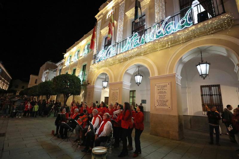 La iluminación extraordinaria se ha activado tras un acto en la plaza de España que ha contado con música en directo 