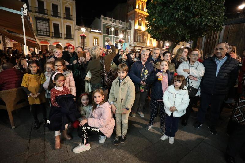 La iluminación extraordinaria se ha activado tras un acto en la plaza de España que ha contado con música en directo 