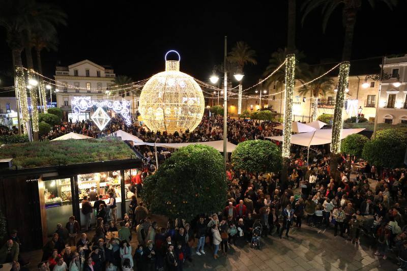 La iluminación extraordinaria se ha activado tras un acto en la plaza de España que ha contado con música en directo 