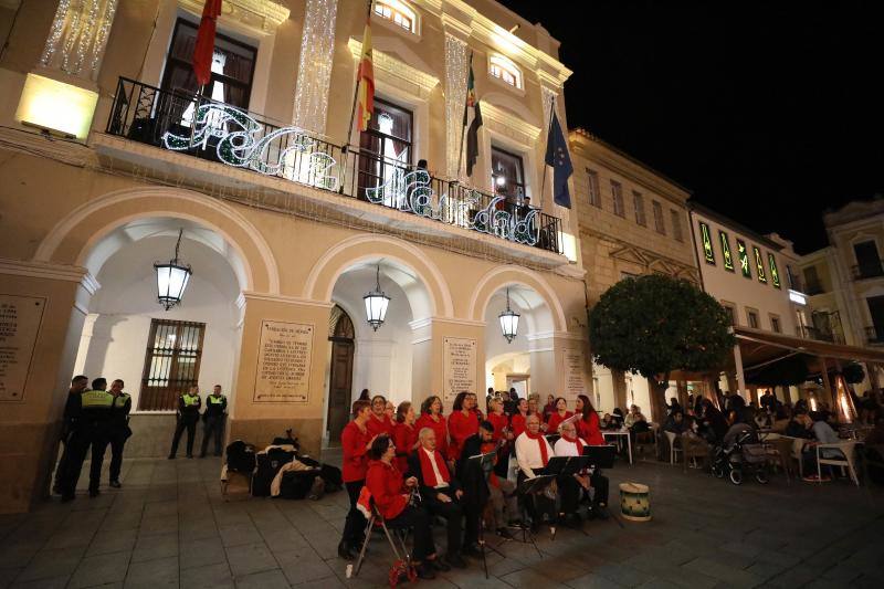 La iluminación extraordinaria se ha activado tras un acto en la plaza de España que ha contado con música en directo 