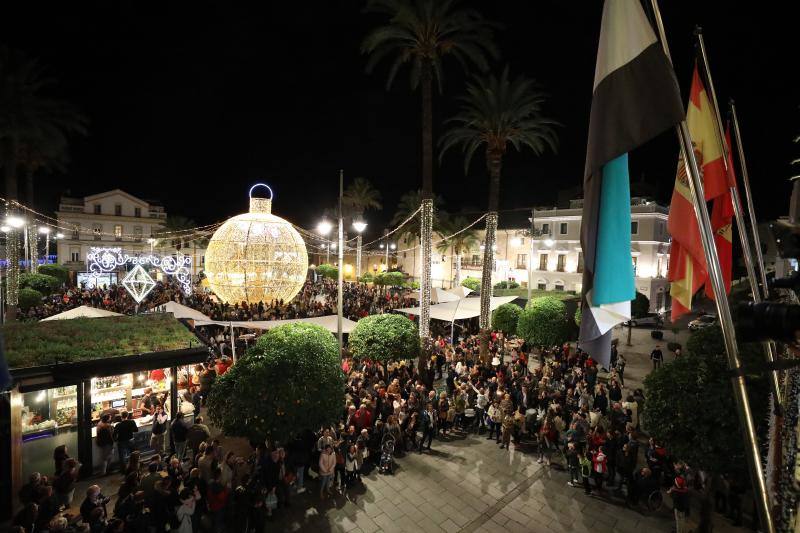 La iluminación extraordinaria se ha activado tras un acto en la plaza de España que ha contado con música en directo 