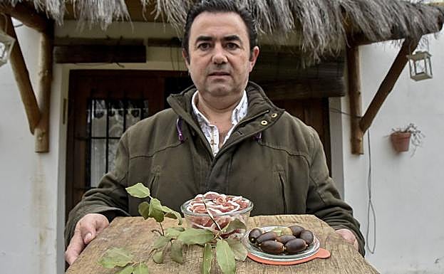 Con su jamón, también llamado jamón judío o secreto de oca, el cual se vende mucho más caro que el mejor ibérico de cerdo.