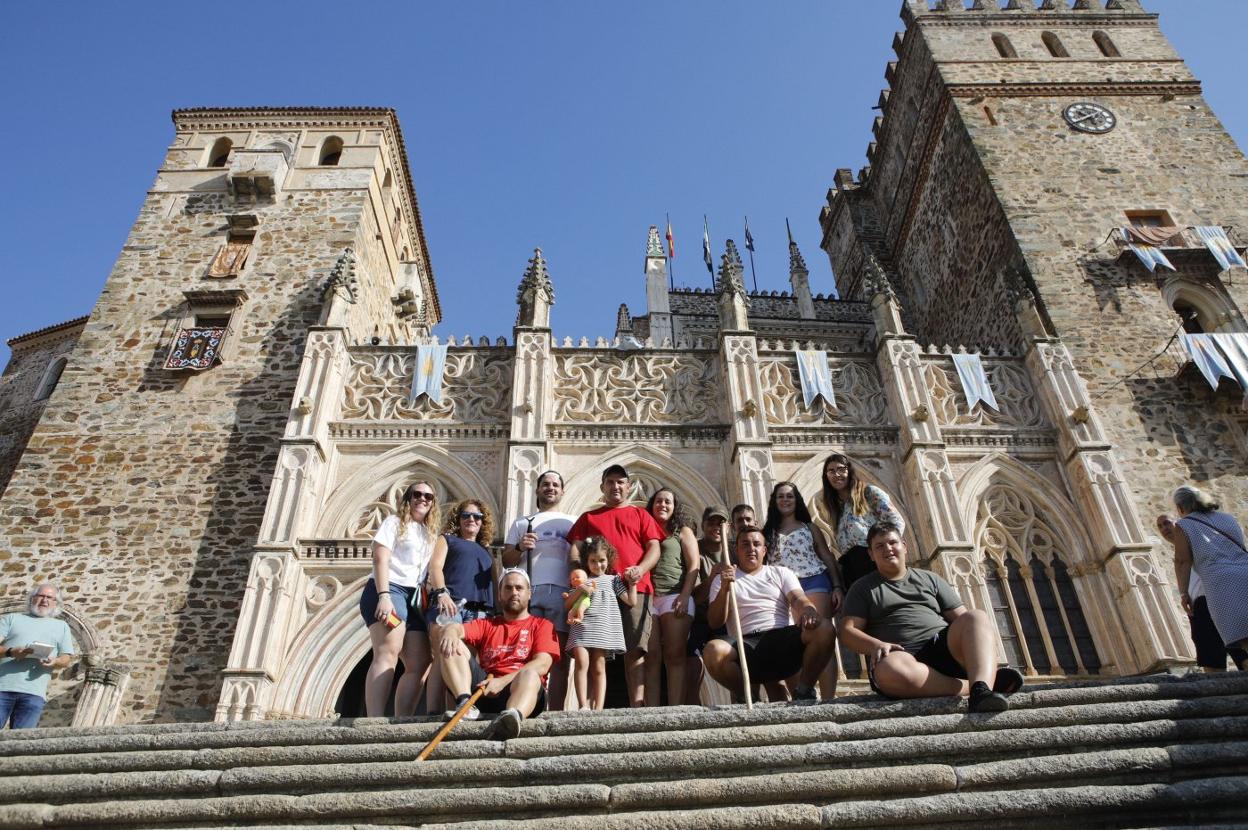 Un grupo con varios peregrinos posa en las escaleras del Monasterio, el pasado 8 de septiembre. :: HOY