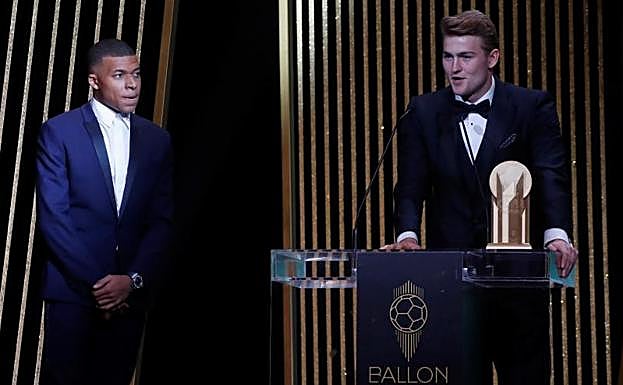 Matthijs de Ligt se dirige al auditorio en presencia de Kylian Mbappé. 