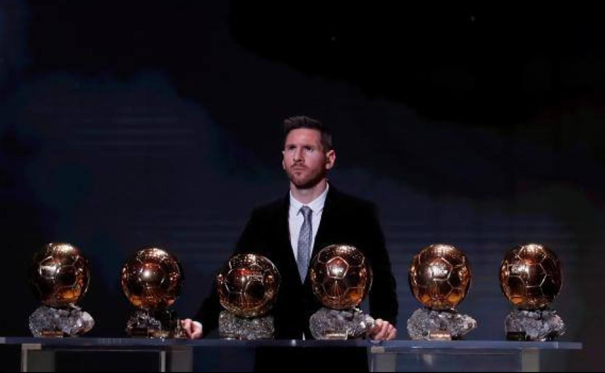 Leo Messi junto a sus seis balones de oro.