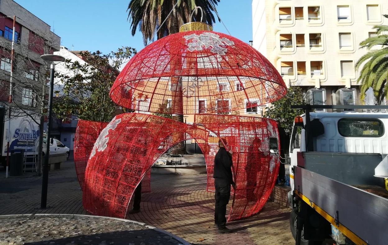 Instalación de la bola de fantasía en el Jardincillo. :: MAM