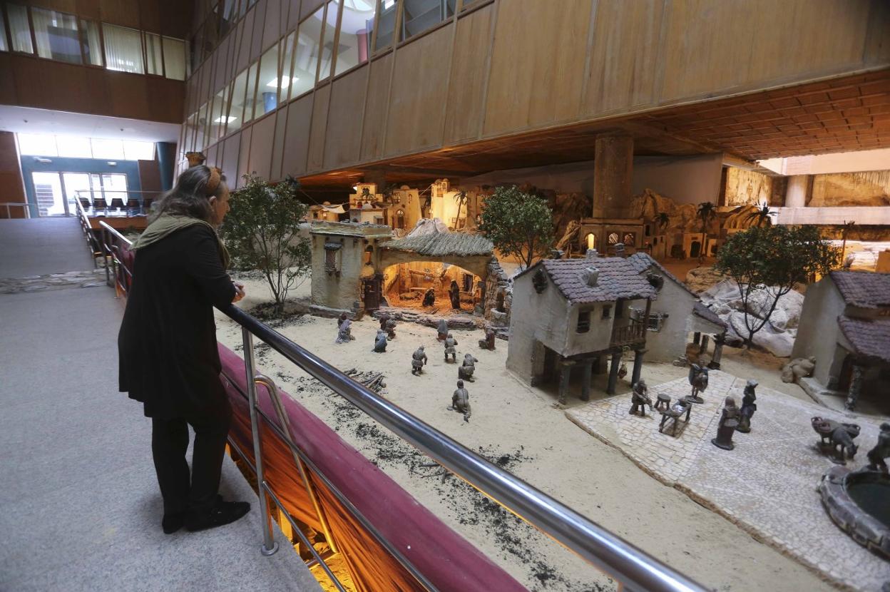 Una mujer observa los detalles del Belén municipal. :: J.M. ROMERO